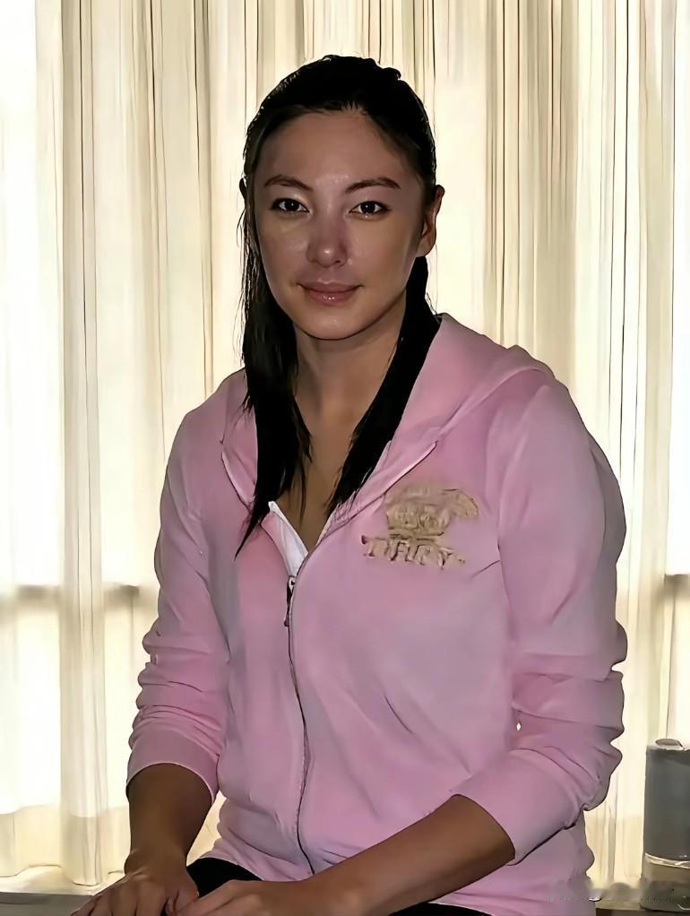 图里就是张雨绮~这是她2009年22岁的素颜照，正是原生态模样和“不娇柔的飒爽气