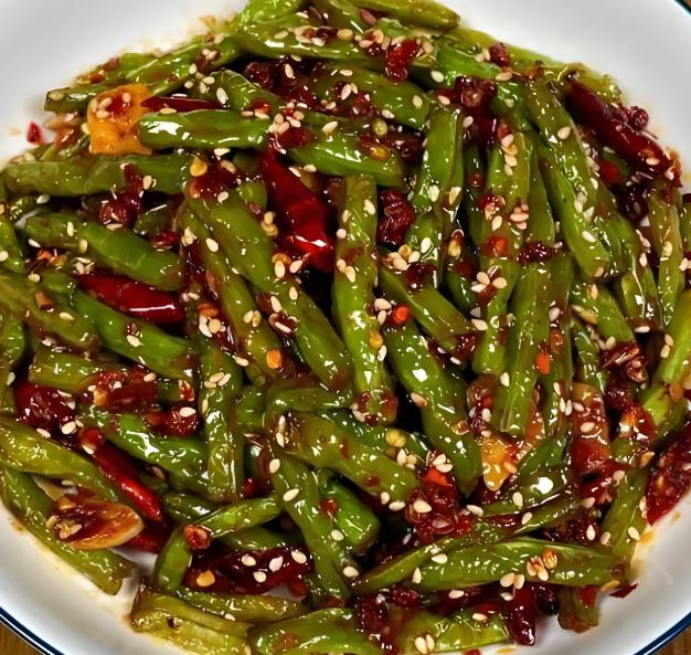 豆角吃得越多，肝病来得越快，这是真的吗？其实真正该少吃的是这三种豆角。首先明