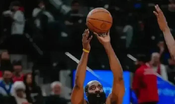 37岁。顶薪。1.6亿。哈登张开嘴，吐出的数字让整个NBA倒吸一口凉气。等