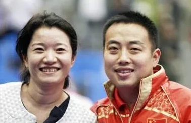 记者问<em>王瑾</em>:“你当初为什么要嫁给刘国梁？<em>王瑾</em>笑着说:“因为当不了世界冠军，就嫁