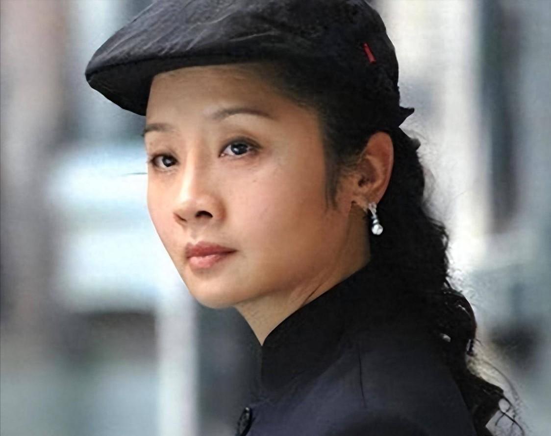 她用10年捧红丈夫，丈夫却转身迎娶秦海璐，如今的她依然单身和儿子相依为命。偶尔有