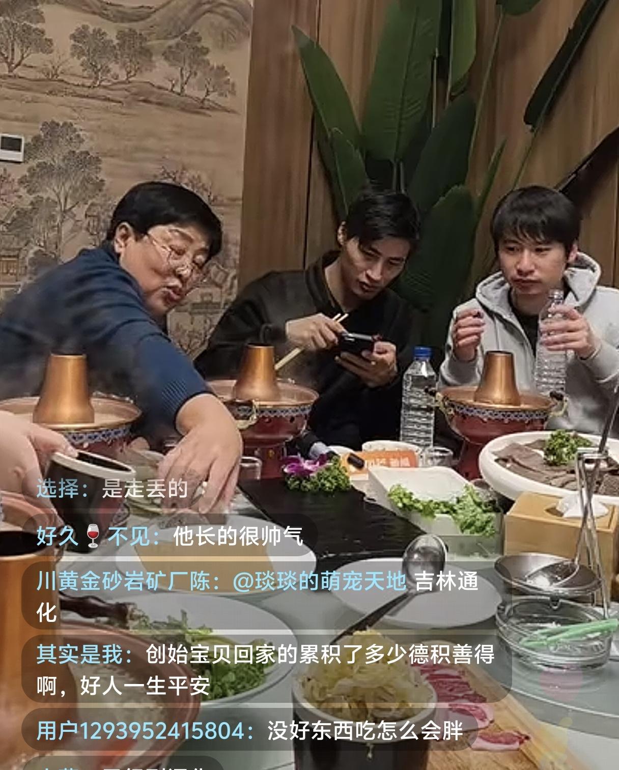 高洋也回来了！张宝艳大姐也在，宝贝回家又做了一件大好事。张云鹏一直在划拉手机