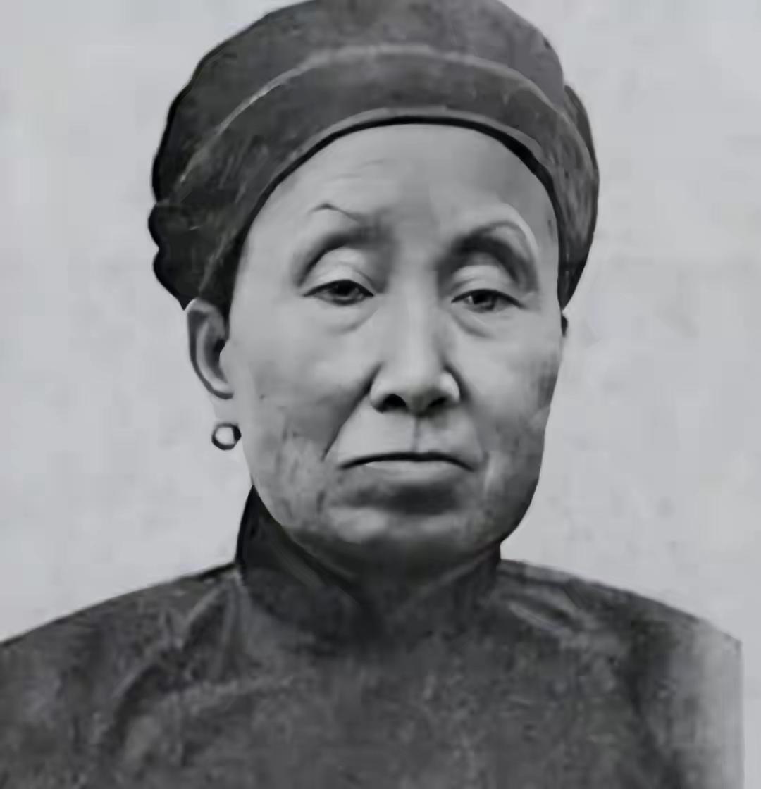 1950年双枪老太婆被判死刑，周总理为她求情，毛主席：必须枪毙！从当年英勇的抗日