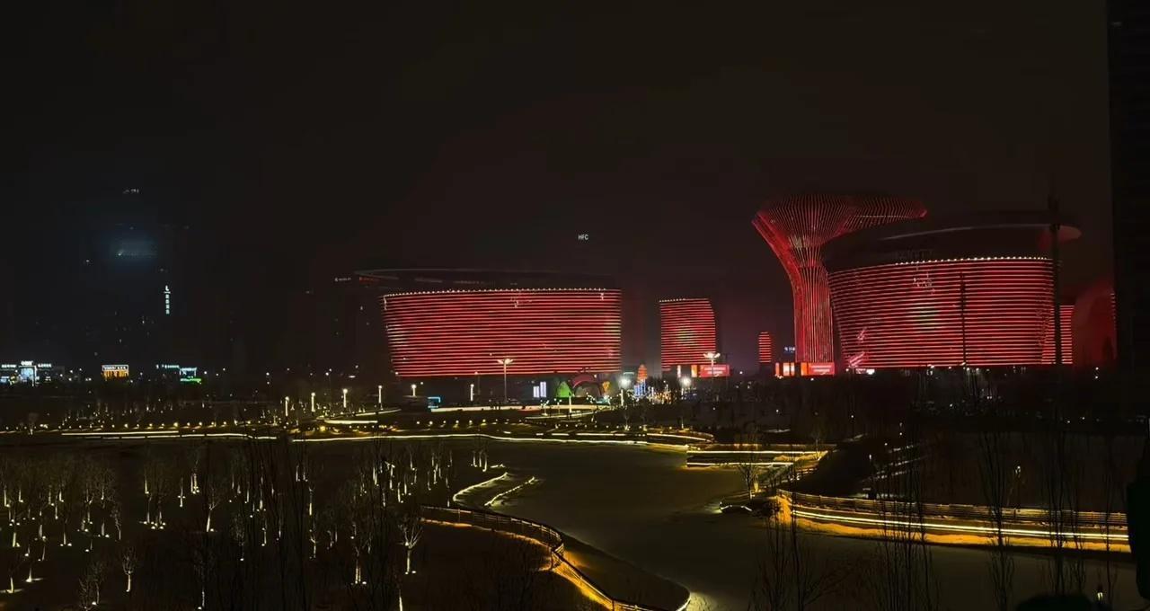 乌鲁木齐文化中心跨年烟花今年乌鲁木齐跨年主场定在了乌鲁木齐文化中心，楼体灯光的