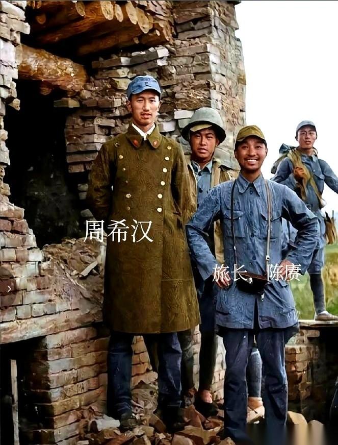 砖头瓦砾堆了一地，炮火轰炸的痕迹还熏着黑。陈赓和周希汉，两个八路军首长，就那么大