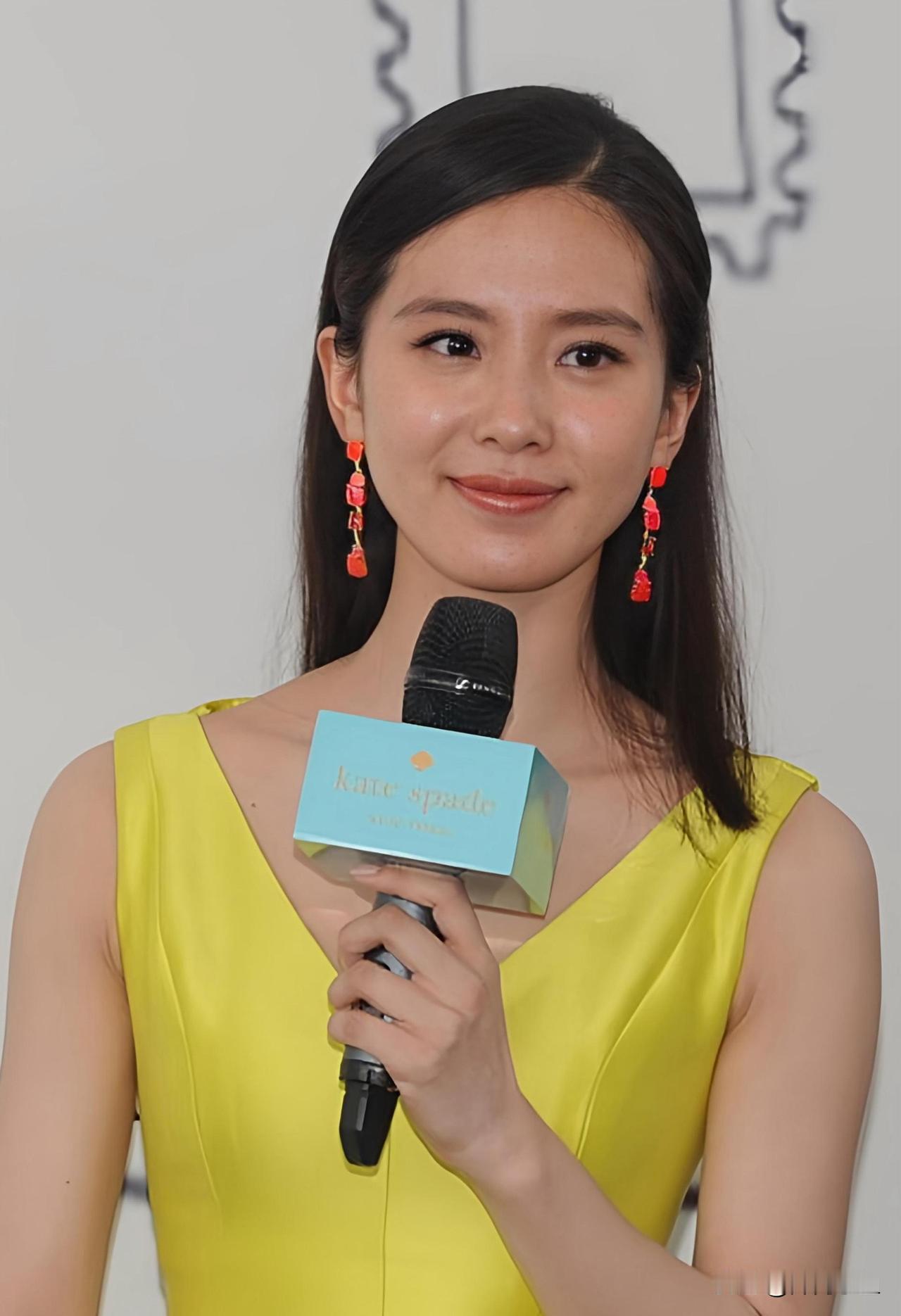 刘诗诗品牌活动造型，亮黄短裙明艳大方！一身亮黄色无袖V领短款连衣裙格外吸睛。
