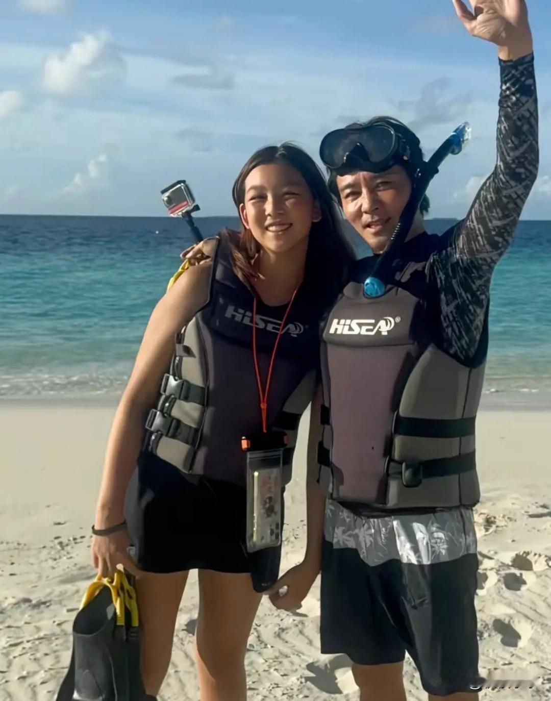 蔡少芬一家5口海岛游，15岁女儿美身高170，张晋亲吻女儿感情很好！[烟花][