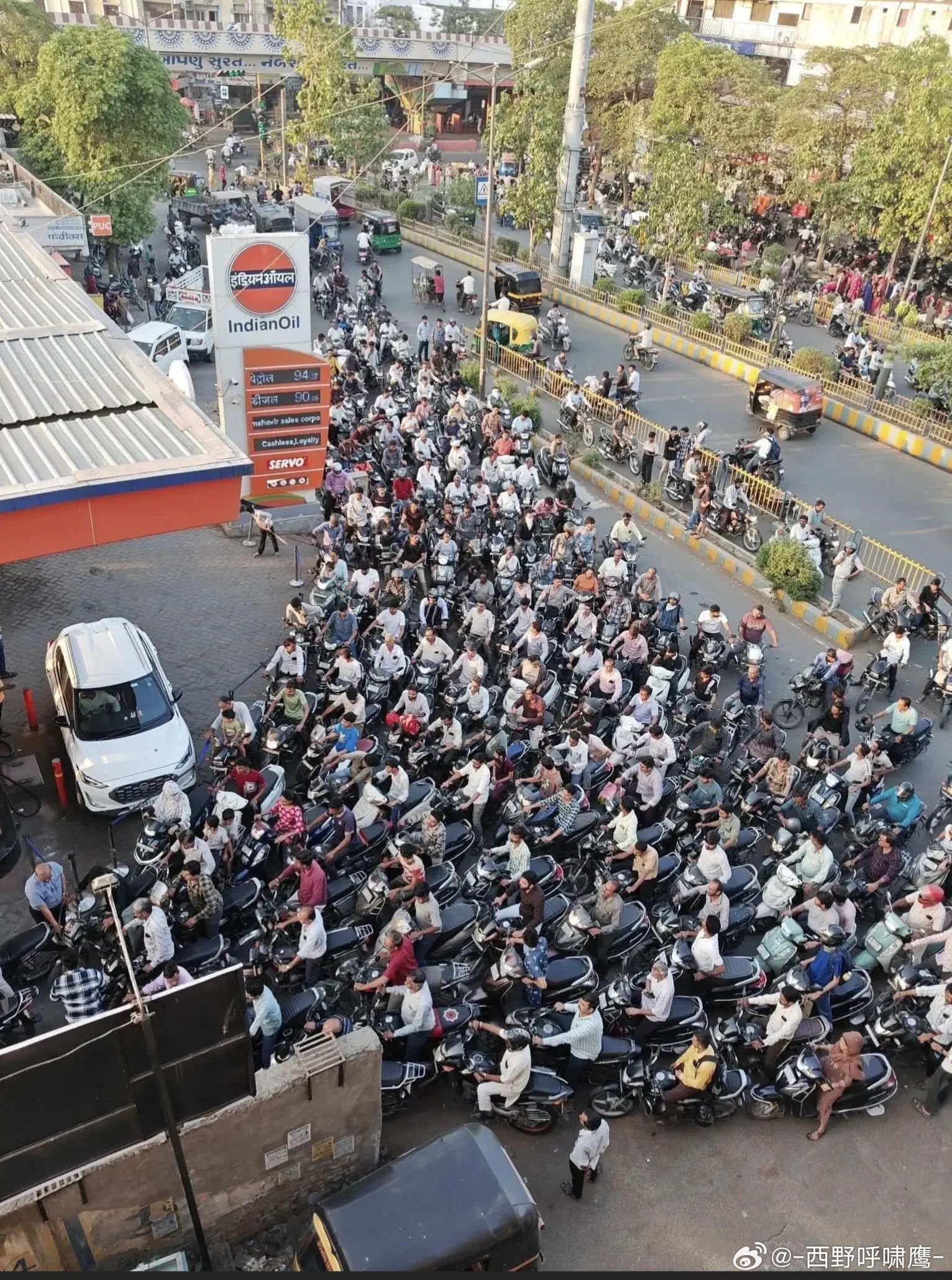 与此同时，三哥的加油站情况......