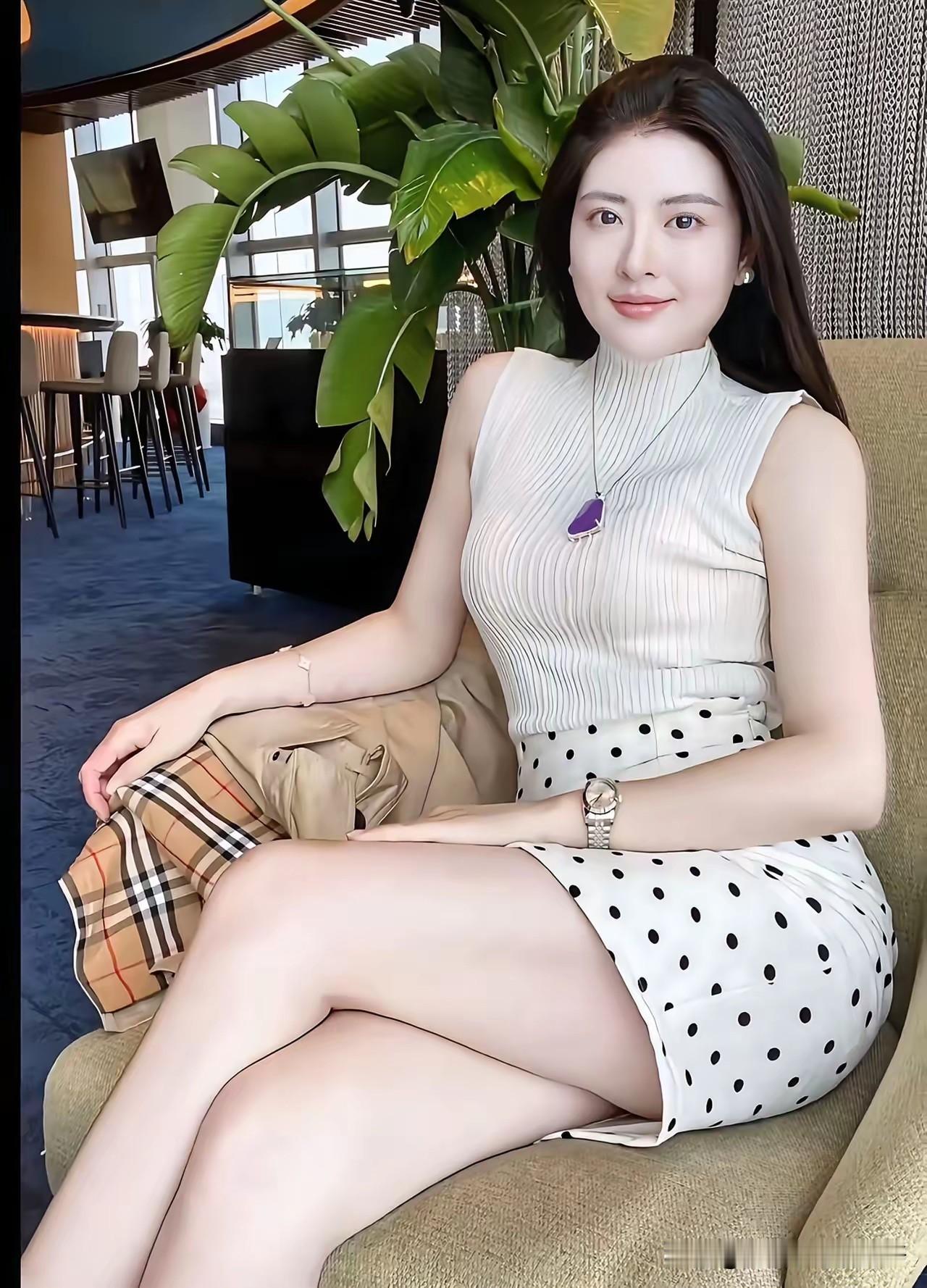 缎面包臀裙搭配什么材质的上衣缎面包臀裙搭配不同材质上衣能营造出多样风格。搭配