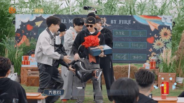 张智霖要爆了披荆斩棘名场面预警！张智霖简直综艺鬼才，靠厚脸皮和发红包承诺当选