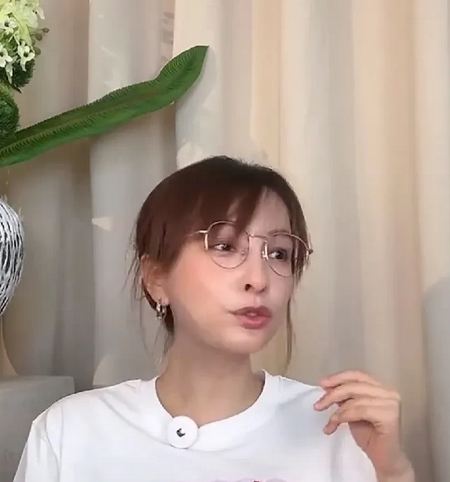 吴昕近照被指容貌变化明显，嘴巴歪斜、动作僵硬疑似医美痕迹，脖子皮肤松垮现衰老迹象