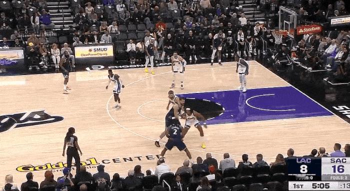 快船门面球星小卡真是太稳了！NBA季前赛，在快船对阵国王的第一节比赛中，伦纳德借