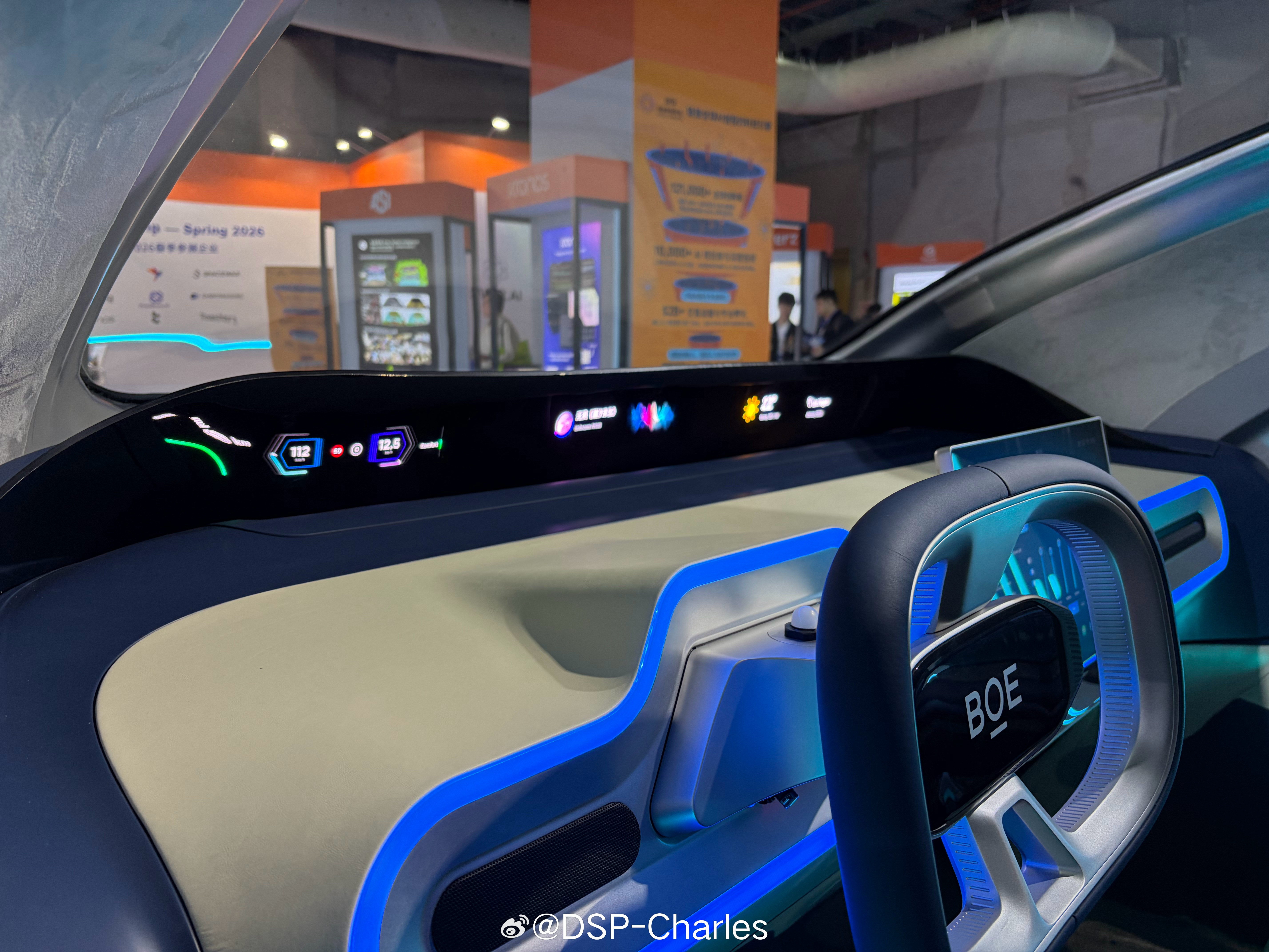 刚看BOE展示了天际屏和木纹显示的技术。小米的天际屏是跟TCL做的，不知道上汽大