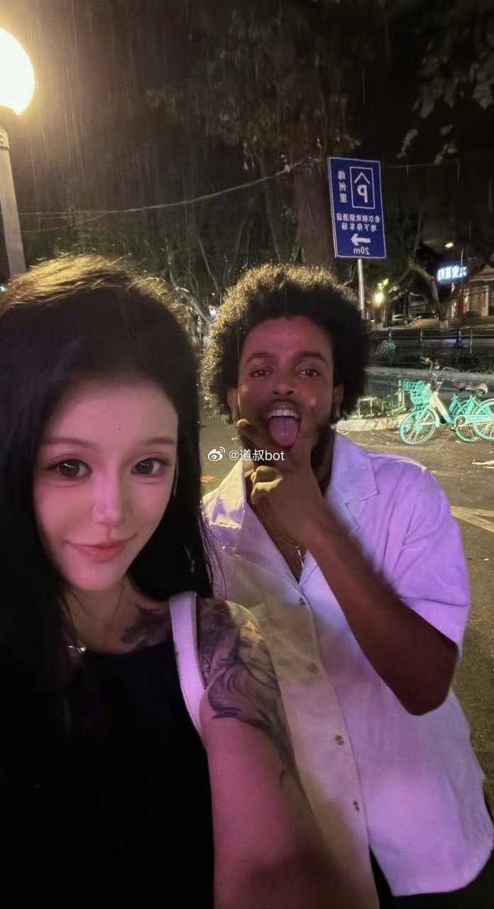 广州一非洲小伙和中国女孩合影，吐舌头的动作引发巨大争议，有网友指出这涉嫌歧视。事