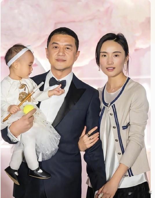 2025年10月14日，海哈金喜和李亚鹏宣布离婚，三岁女儿跟随妈妈海哈金喜生活，