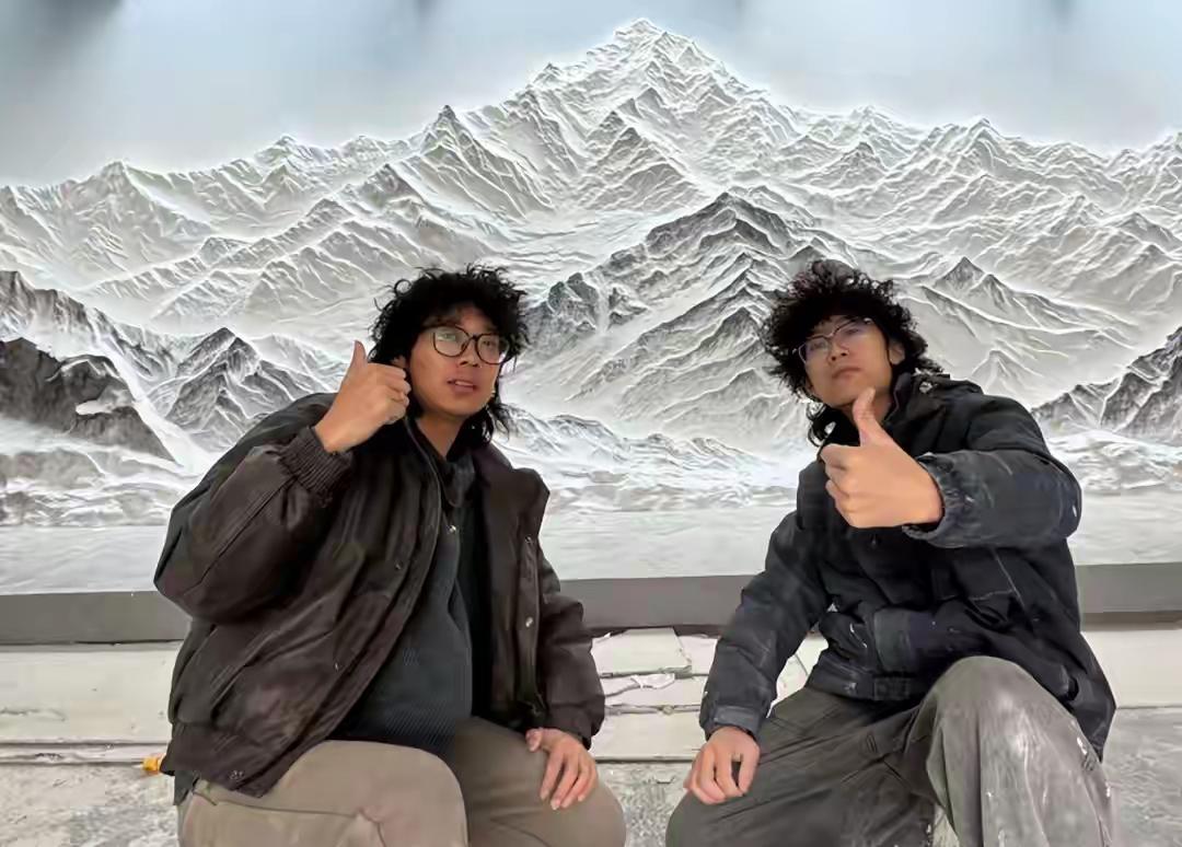 全网刷屏！山东潍坊两00后“狼尾兄弟”爆改刮腻子：没上过大学，一年狂揽百万订单，