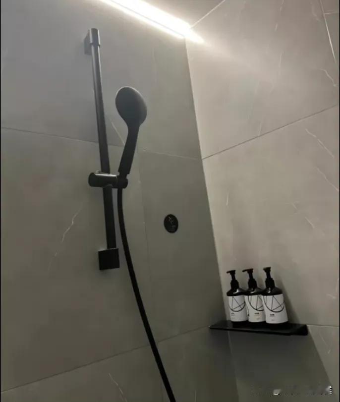 晚上喝多了，很晚回到家，想洗澡。我就开始找浴巾、找睡衣、换拖鞋、放热水。然后