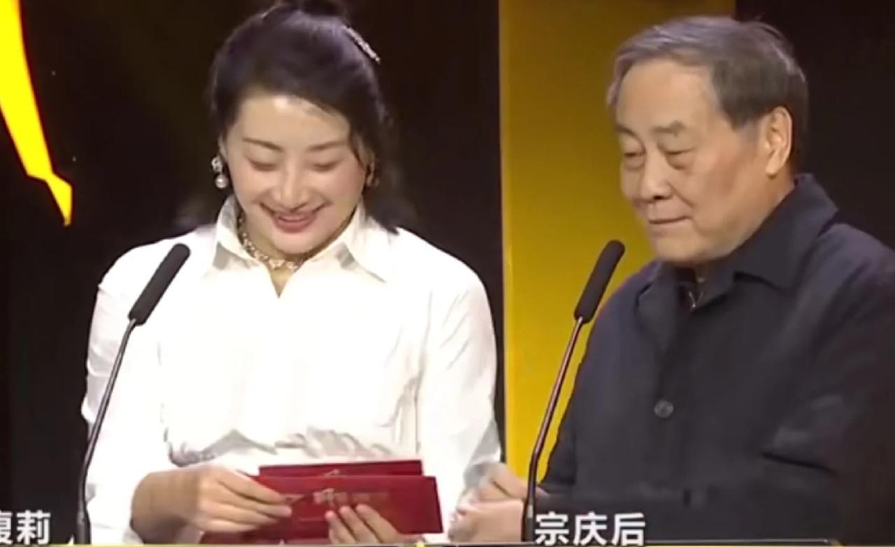 我记得宗家父女这个镜头，颁奖典礼时，老宗要读一个获奖名单，然而在正要读的关键时刻
