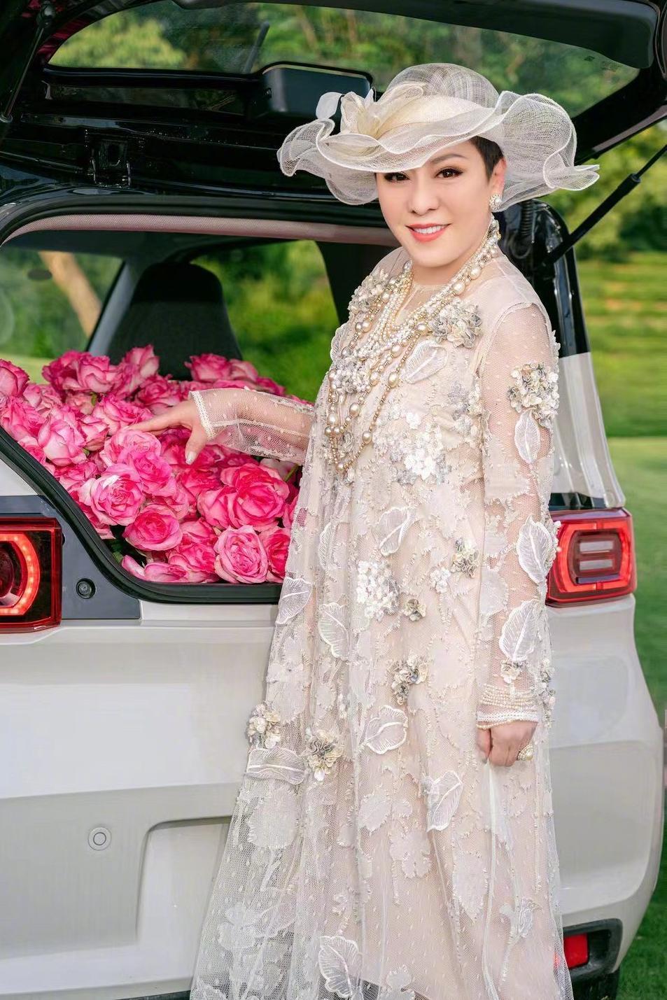 向太说绝不录用王家卫向太说王家卫不受控近日，向太在直播间谈及王家卫导演最近的争