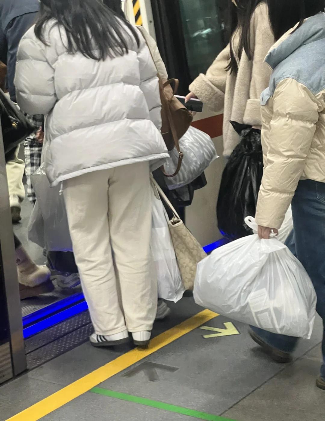 求问杭州人民！这是在干嘛！！观音堂地铁站9号线方向全都是白色塑料袋！！到底是