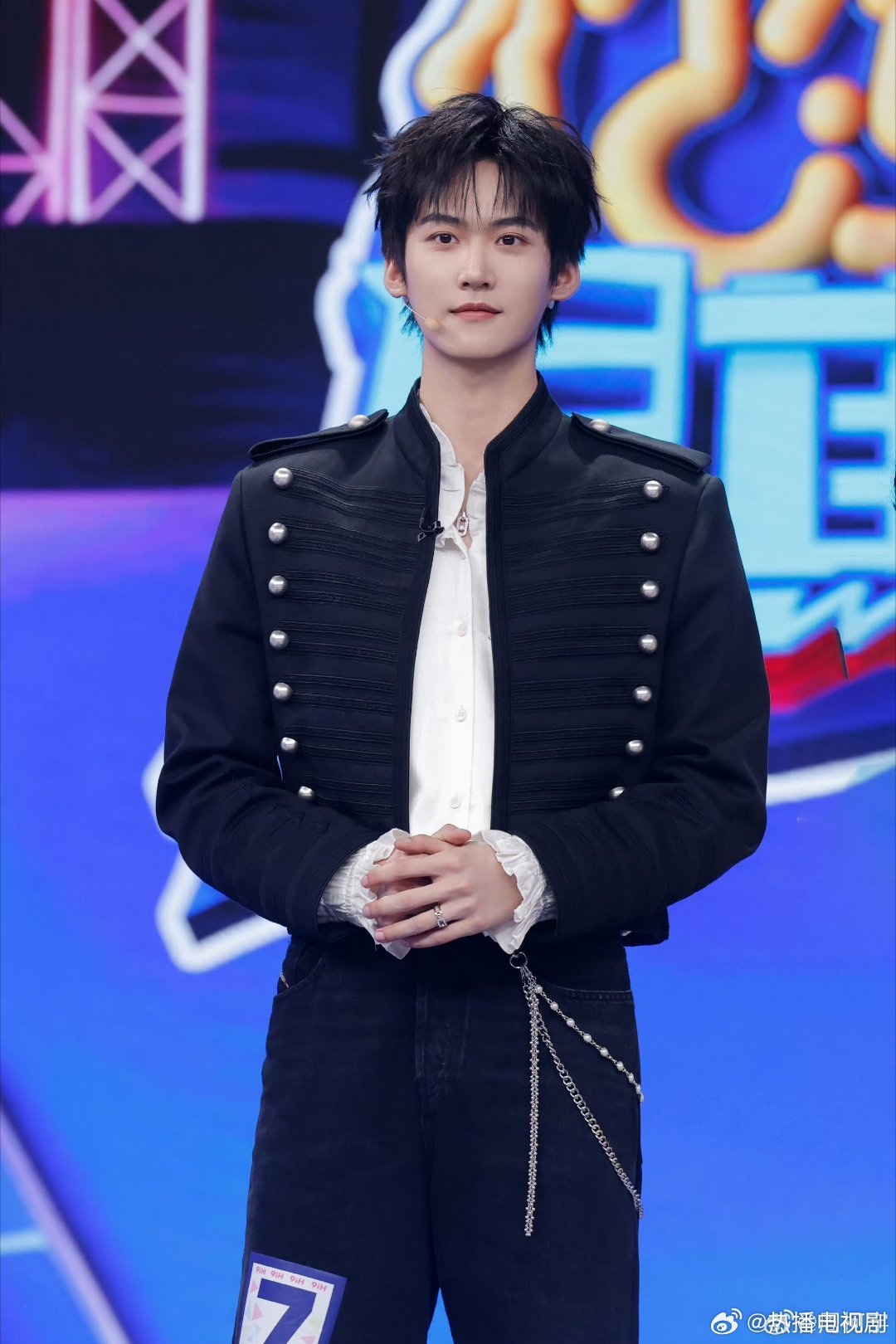你好星期六今晚出道战出道战号角吹响！你好606八位主力成员整装集结奔赴舞台，全员
