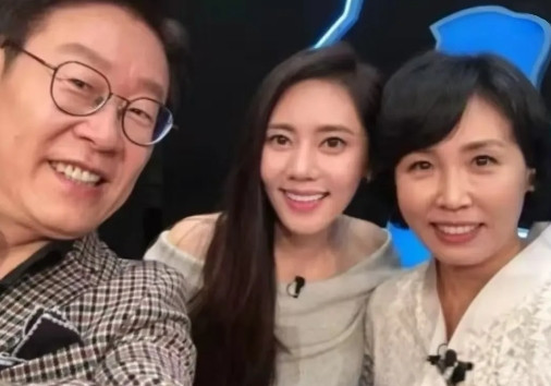 没想到秋瓷炫的关系这么硬！和韩国两任领导人私交都很好。秋瓷炫夫妇和李在明夫妇