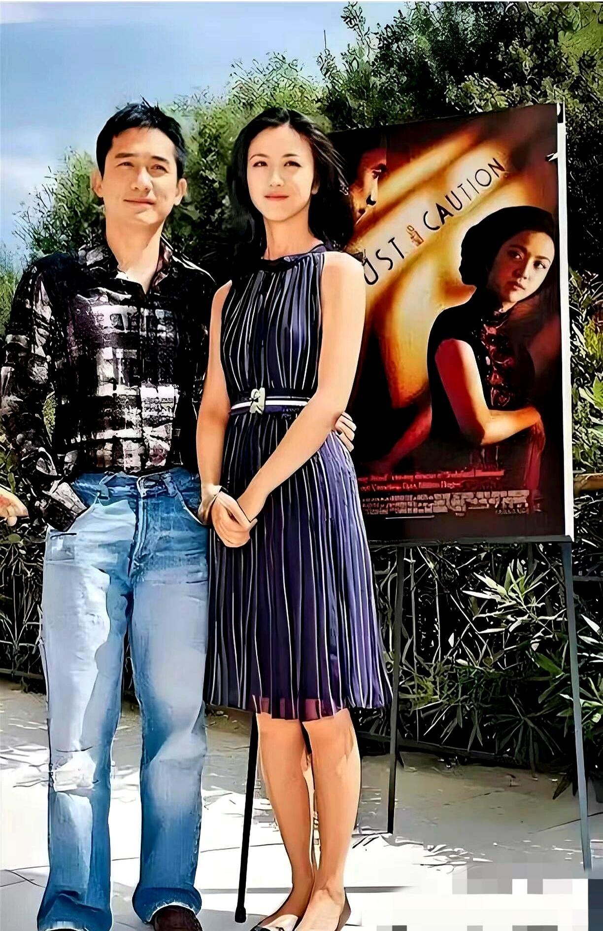 2007年汤唯和梁朝伟在戛纳合影，那是真惊艳。当时汤唯穿着件竖条纹裙，整