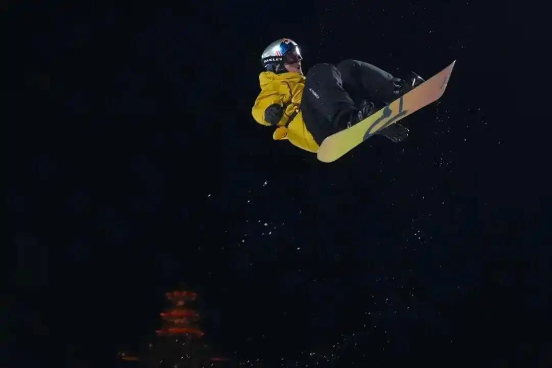 苏翊鸣封神再创历史！解锁背靠背1980，成单板滑雪史上第一人2025年10月