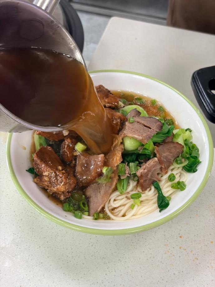在山东，高速服务区的排骨牛肉面，猜一下多少钱？