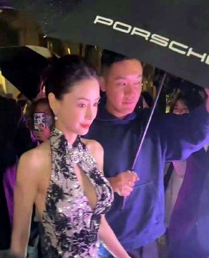 谁懂啊！杨颖竟然，baby咋一下子变得这么大了！照片里的她目光不再刻意迎