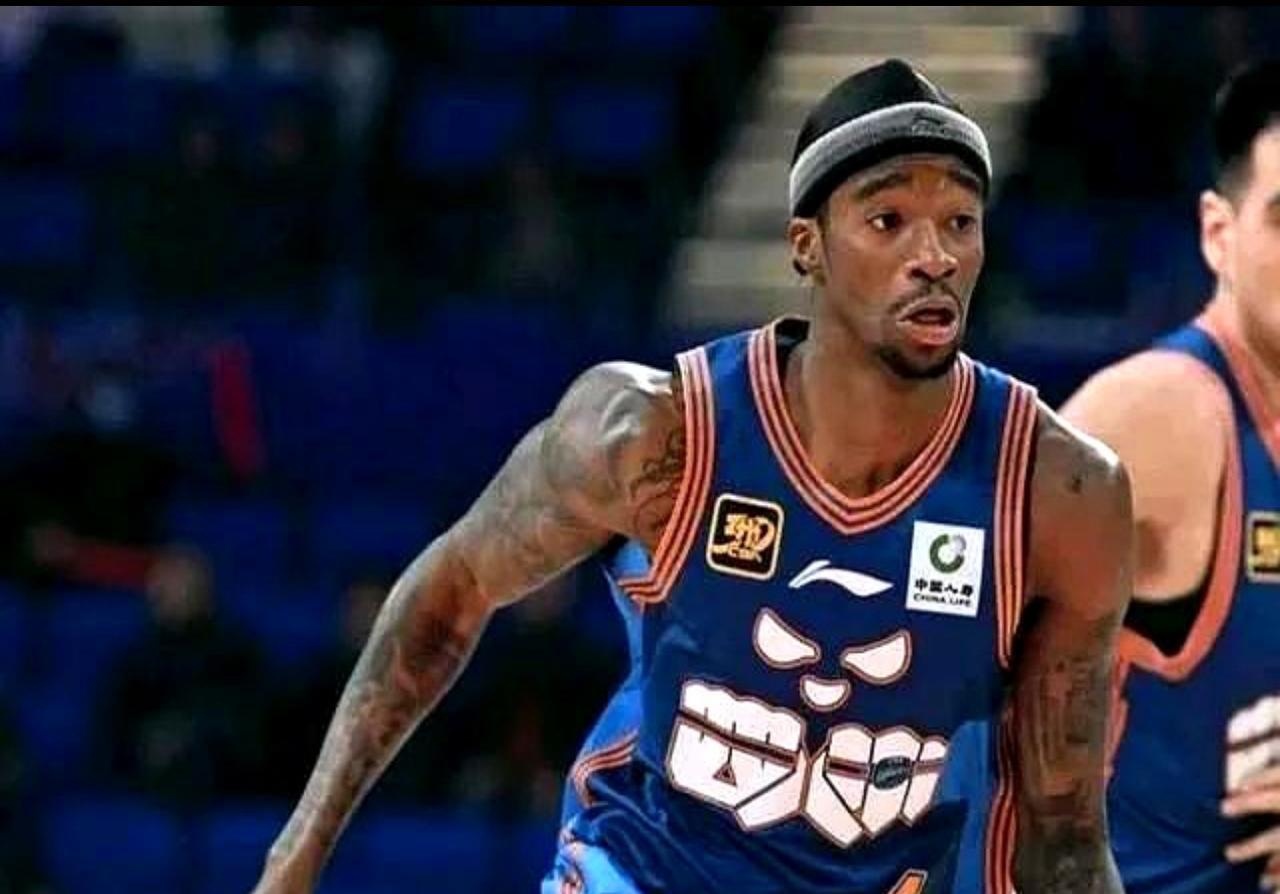 来自美国的萨姆纳，24年远渡重洋来到了中国，投奔四川拿了个得分最