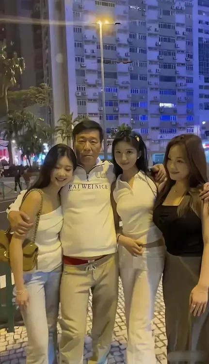 你能认出中间这个男人是谁吗？