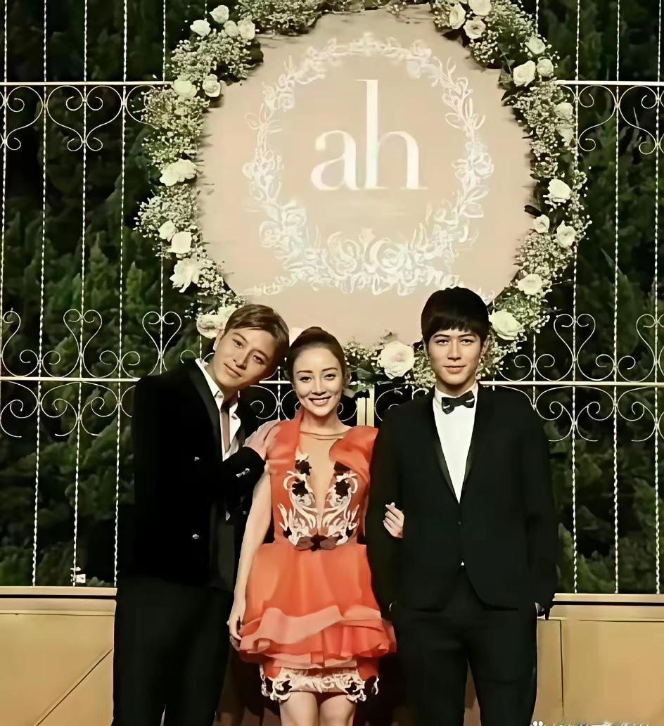 当年参加黄晓明和baby婚礼的这些情侣们也都桥归桥，路归路了，所以时间才是一切感