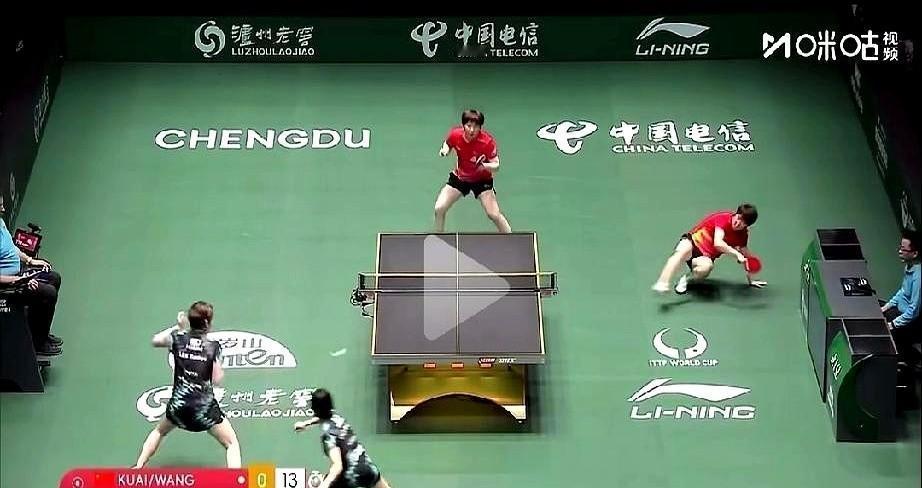 球飞出去三米远。王曼昱整个人扑在地上。裁判都愣了半秒才举分牌。那天法兰克福