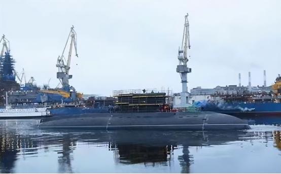 俄军黑海舰队司令要气得跺脚了，血洗俄军军港：导弹潜艇遭大爆炸。 塞瓦斯托波尔