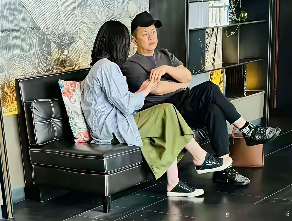 都说王菲一碗水端平，可你看看账本：窦靖童一年学费19万，李嫣砸进去77万。对窦
