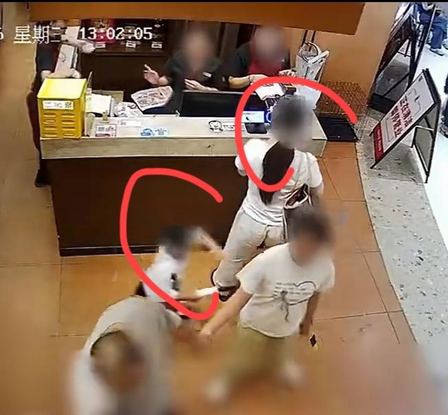 完整视频流出网友开始一边倒了视频清清楚楚，女的在办理什么，孩子跑的时候，她刚