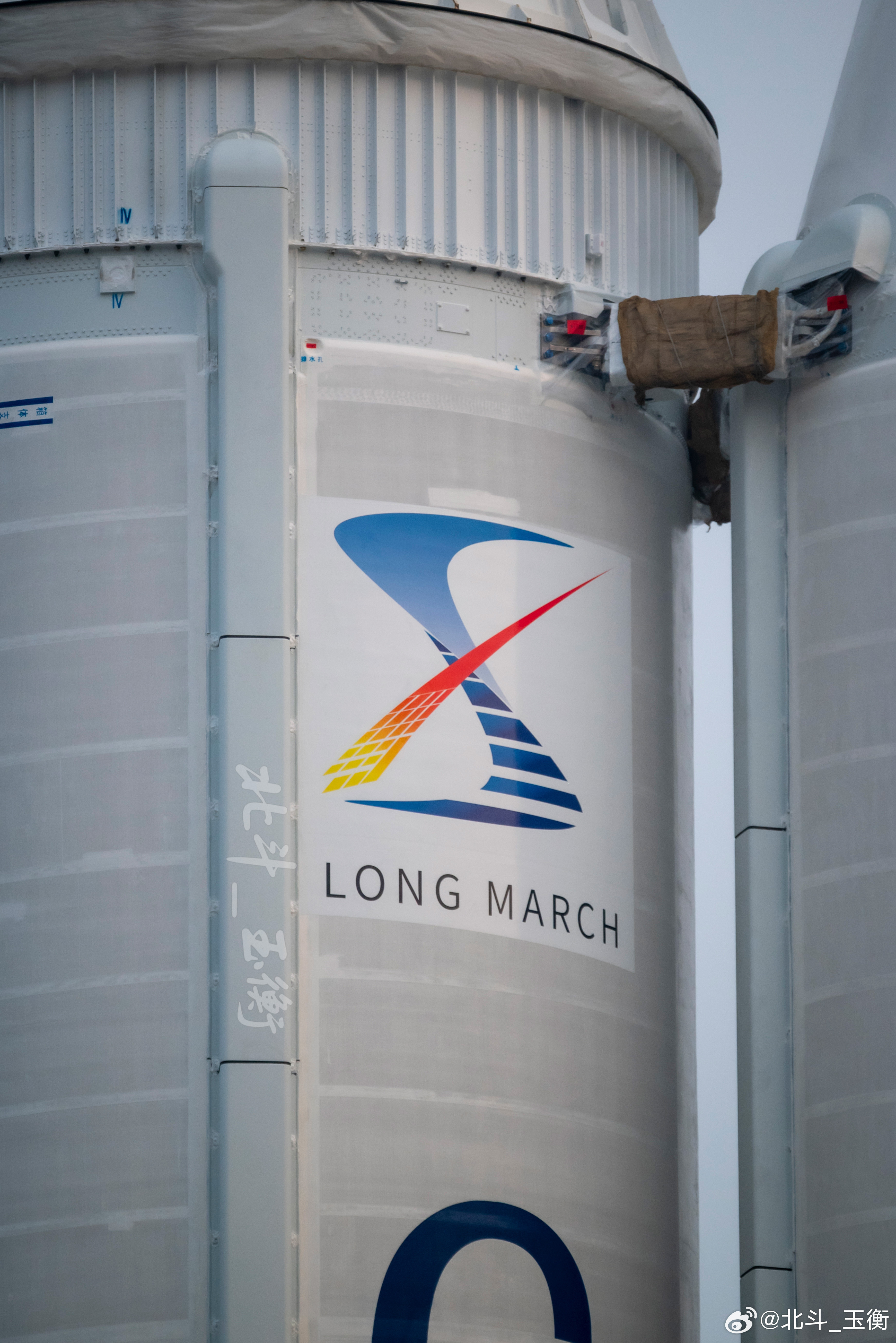 北京时间2026年4月1日上午，长征八号遥七运载火箭及千帆极轨组网卫星星罩组合体