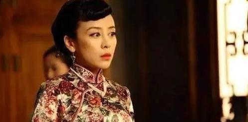 1922年，黄金荣告诉妻子林桂生：“我要娶露兰春，你交出正室之位和家里的财政大权