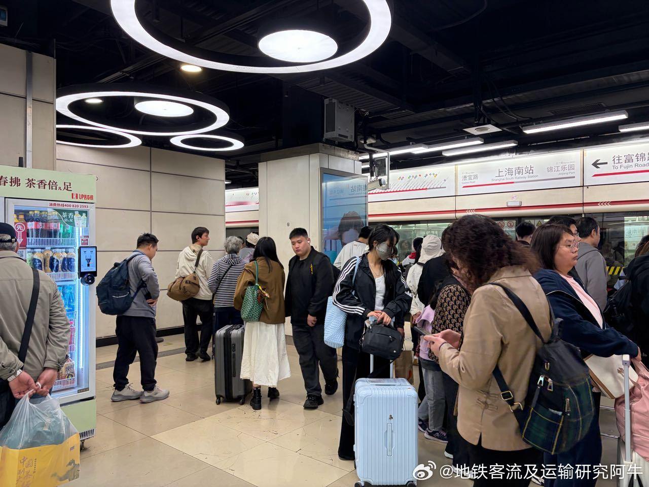上海地铁网友：2026年4月30日，星期四，下午14点30分上海地铁1号线上海