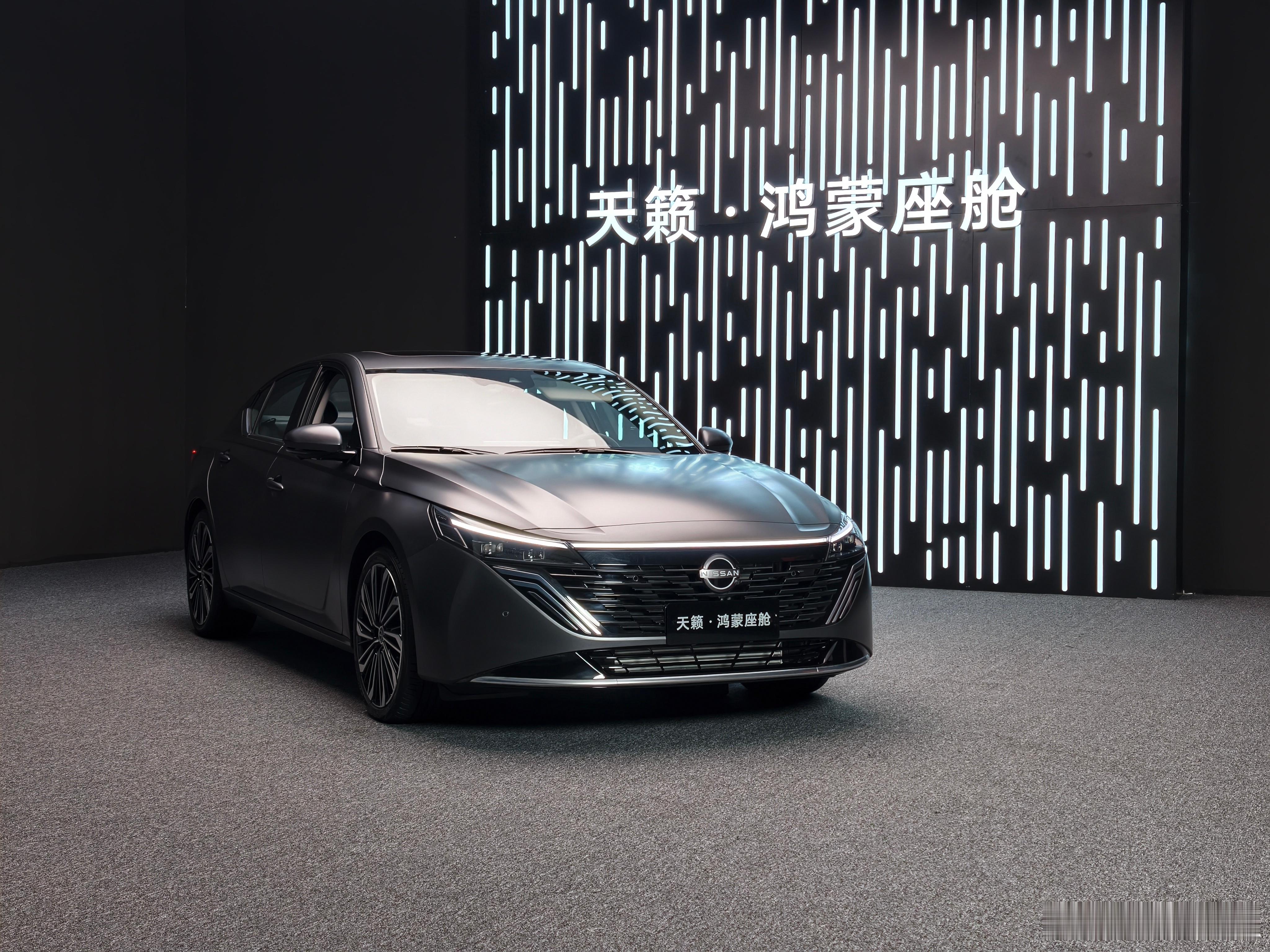 好像得说一下为什么我会觉得日产天籁会是我的年度车。因为我在天籁·鸿蒙的座舱里，能