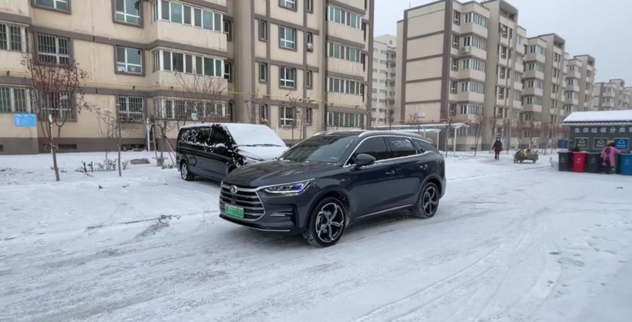 比亚迪的雪地模式，哪是今年才火的。四年前唐DM-i那会儿，两驱车配雪地胎，开