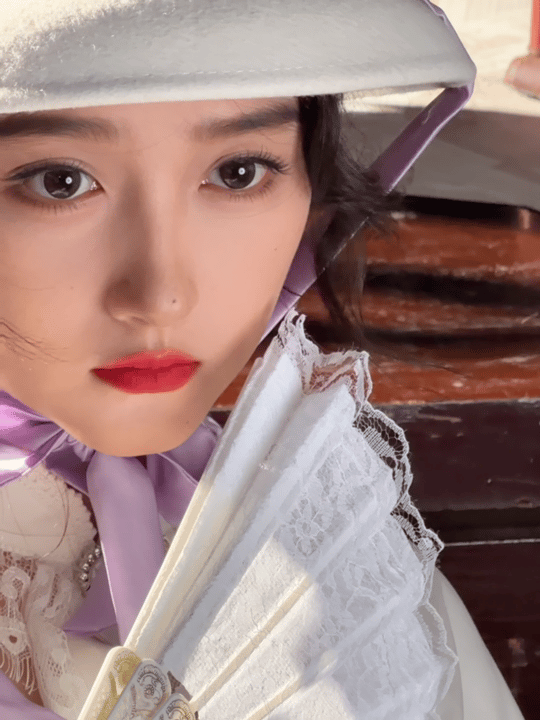 关晓彤吃瓜看孟子义关晓彤十三姨，明媚阳光的留洋大小姐😘😘​​​