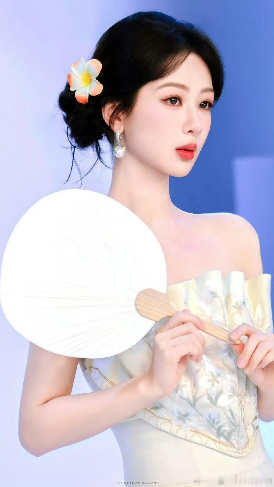 先别吃白玉兰推广大使的饼了，Prada给杨紫推了6月的《时尚芭莎》，女频一/爆剧