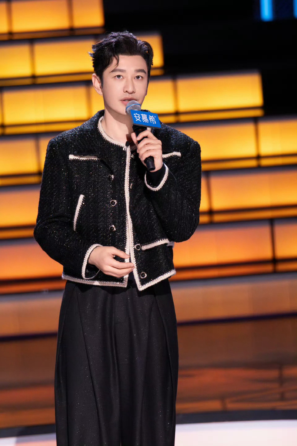 黄晓明劝沈月趁年轻多谈恋爱真的笑不活了！在今夜喜友秀里沈月说“晓明哥私底下总