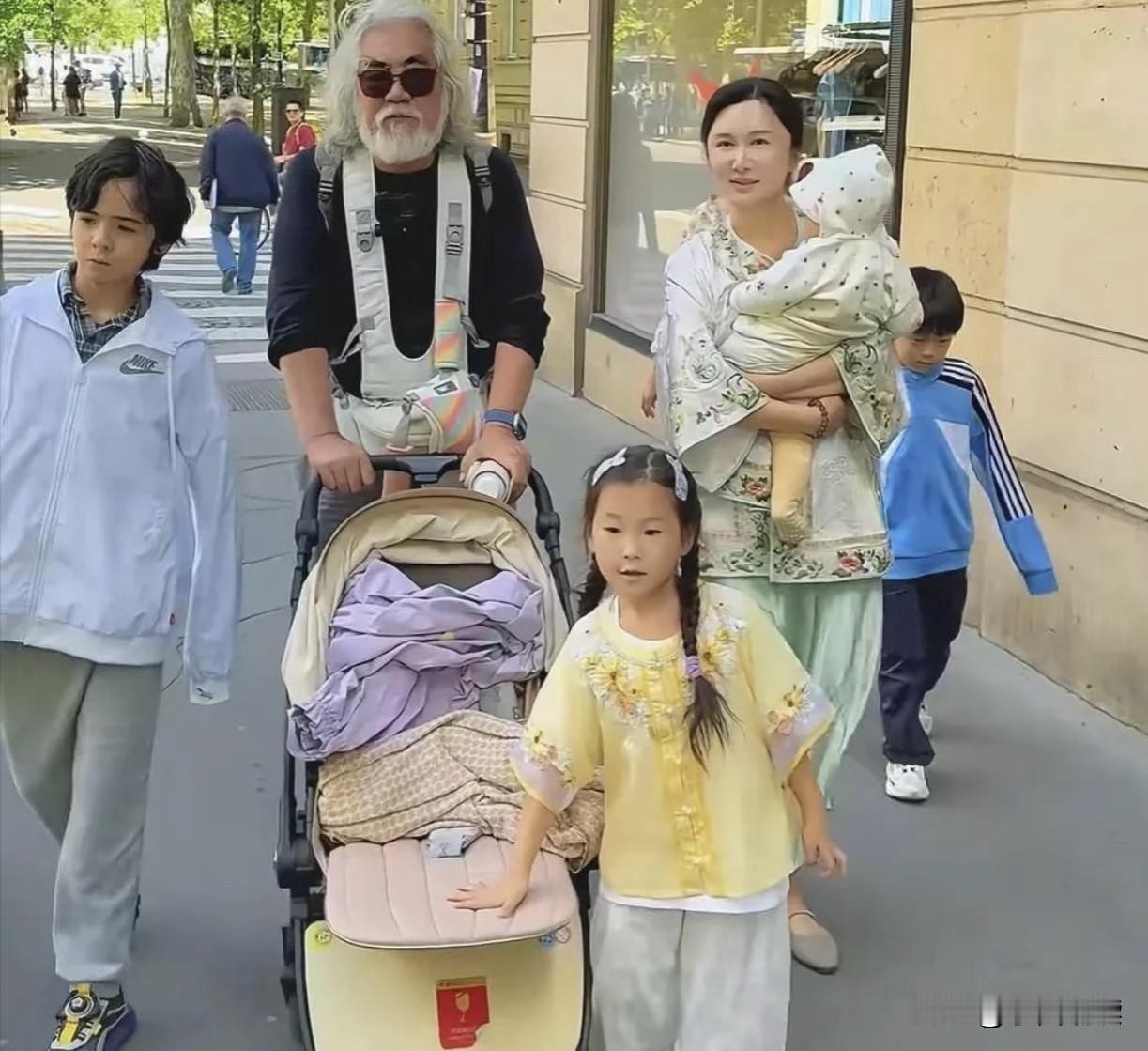 不管别人怎么说，我感觉张纪中这老爹当得确实够称职的，看看人家对孩子多慈爱多么细致