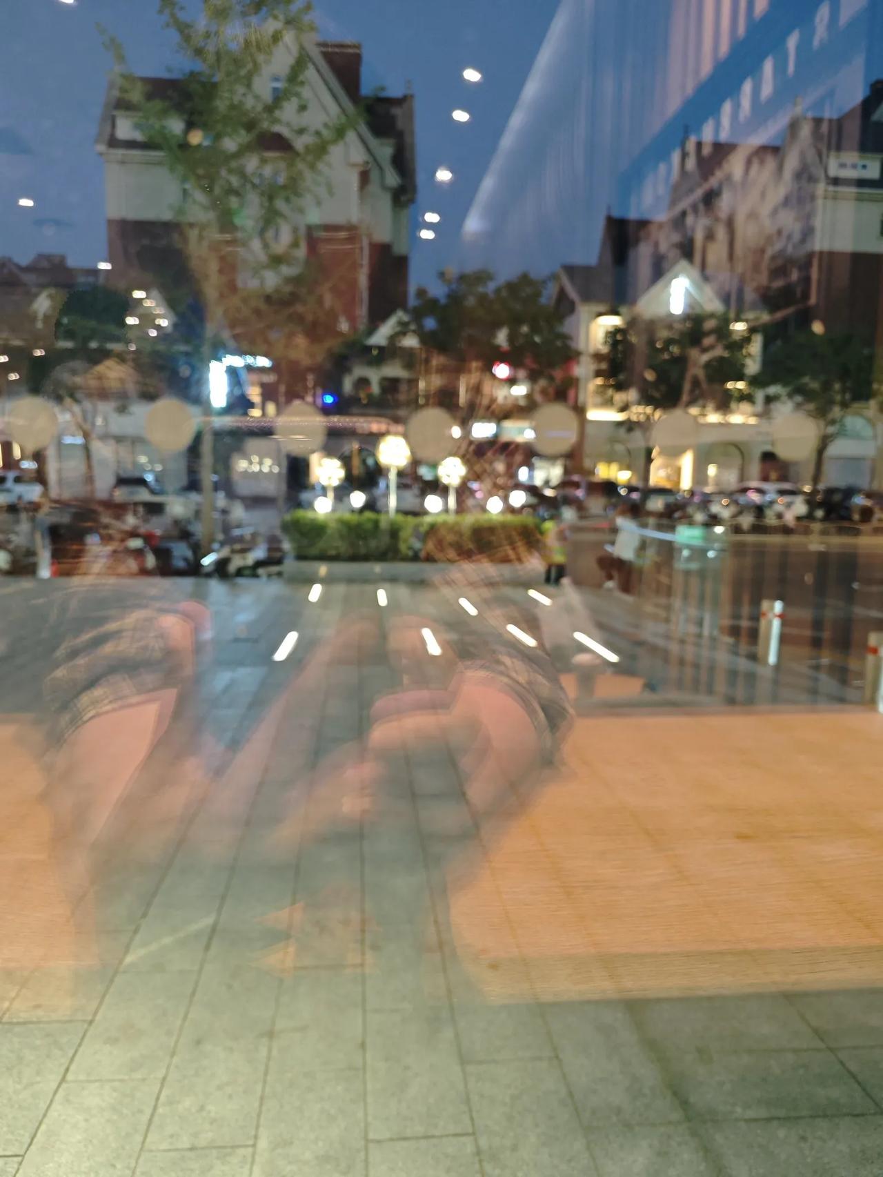 夜幕降临，心里不舒服的时候，感觉心很累，自己一个人骑着电驴，来到一个咖啡屋，要了
