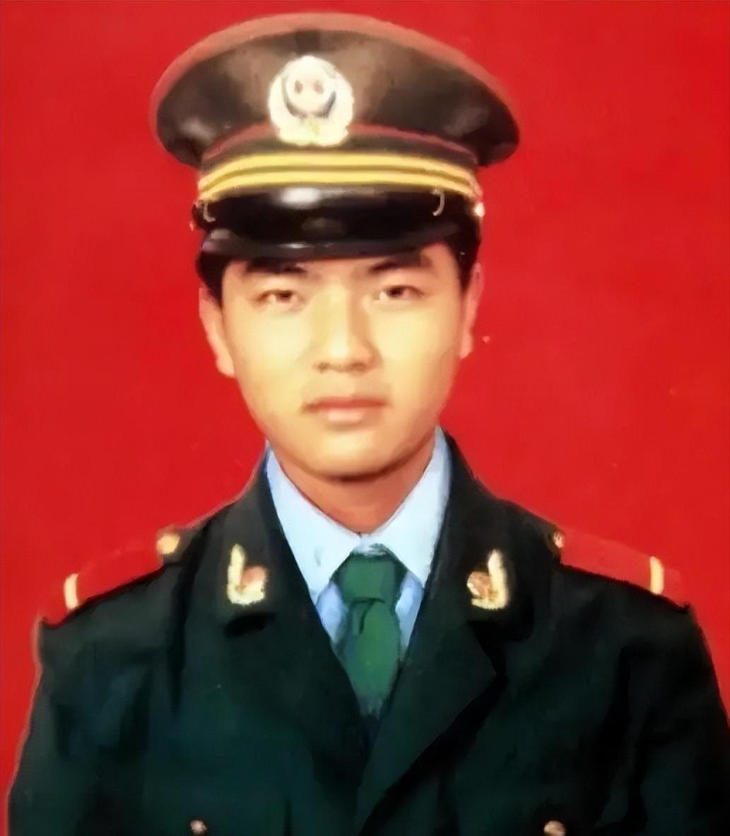 1992年，一武警战士独自押送四名不法分子回中队，突然，一个歹徒冲上来死死的抱住