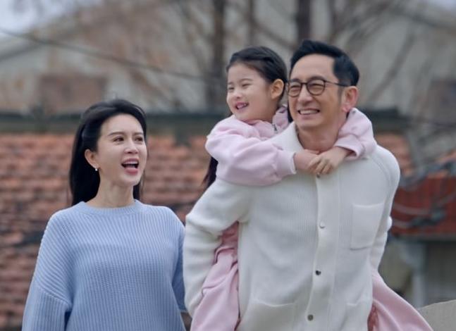 看《骄阳似我》发现个八卦女主爸妈是吴启华和金巧巧，他俩早年真的谈过，没想到现在