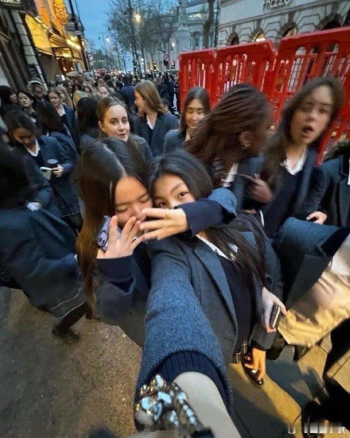 李湘当年说的那句话：“我女儿以后的朋友一定是来自世界各地的”，现在果然成真了